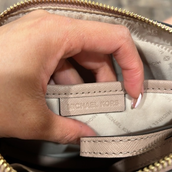 🔥Michael Kors Pink Crossbody Bag with Gold Hardware🔥 - Picture 4 of 10